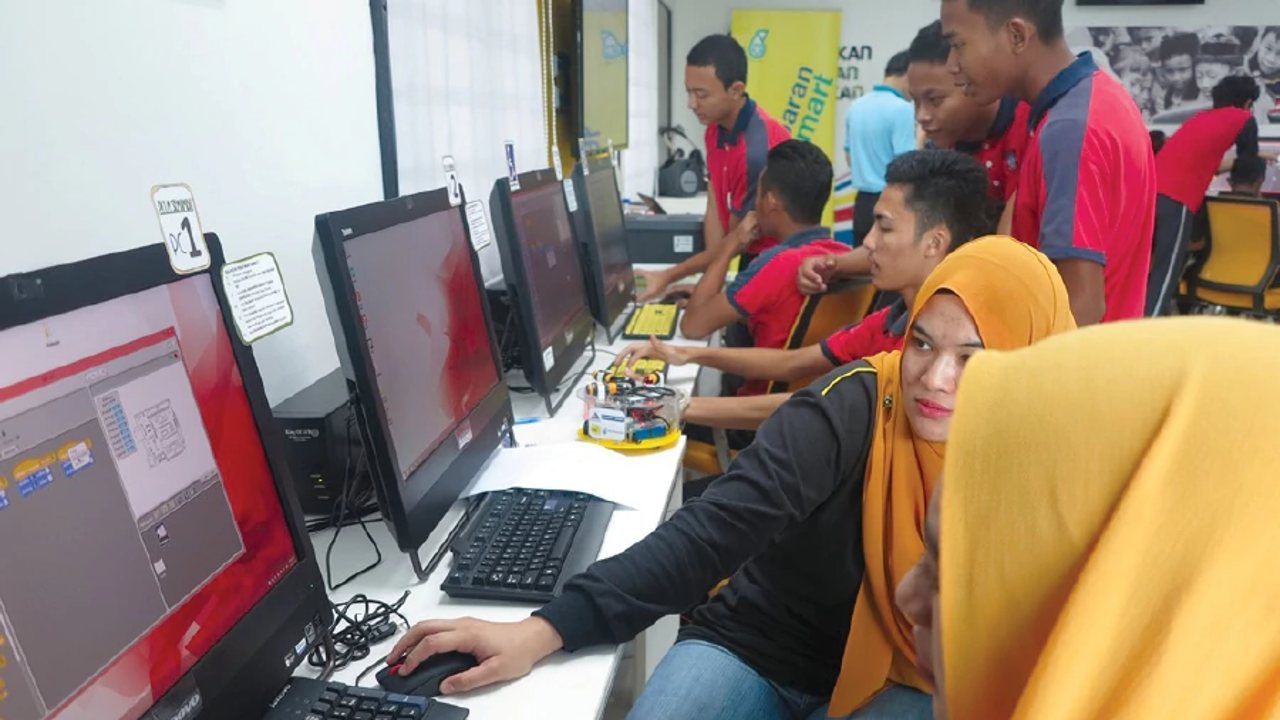 Students at a pilot robotics workshop. Photo: New Straits Times