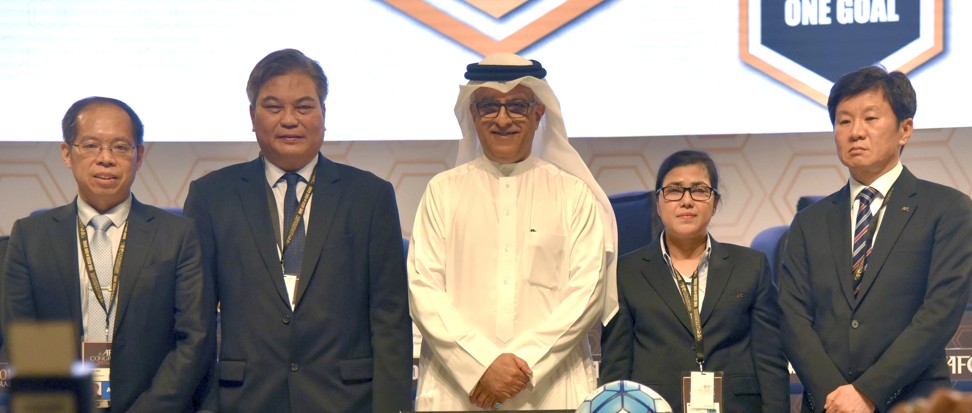 Zhang Jian (1st L) of China, Mariano Araneta (2nd L) of the Philippines, Chung Mong Gyu (1st R) of South Korea and Mahfuza Akhter (2nd R) of Bangladesh pose with Shaikh Salman bin Ebrahim Al Khalifa, President of the Asian Football Confederation (AFC), after being elected as the new FIFA Council members (term 2017-2019) during the 27th AFC Congress in Manama, Bahrain, May 8, 2017. (Xinhua/Wang Bo)