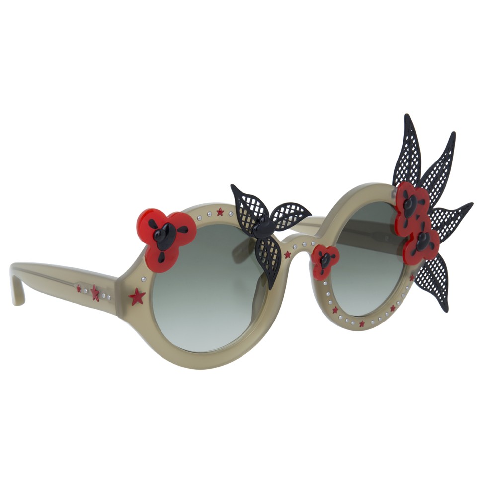 Boasting the house’s bold and playful spirit, the sunglasses feature eye-catching floral motifs and gradient lenses that turn heads among any crowd, HK$3,250