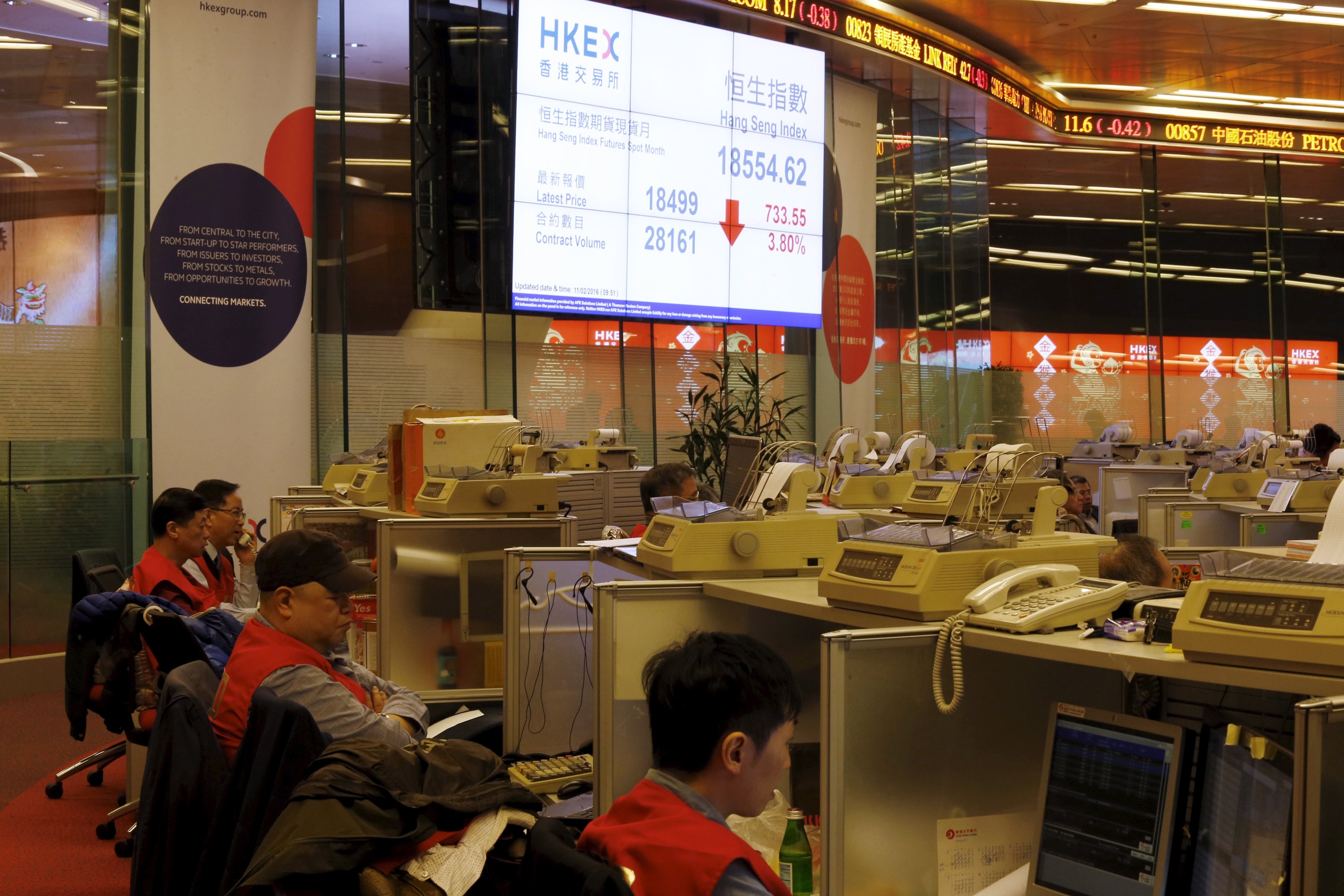 A display board shows the falling Hang Seng Index during morning trading on the first day of trading after Lunar New Year holidays at the Hong Kong Stocks Exchange in Hong Kong, China February 11, 2016. Photo: REUTERS