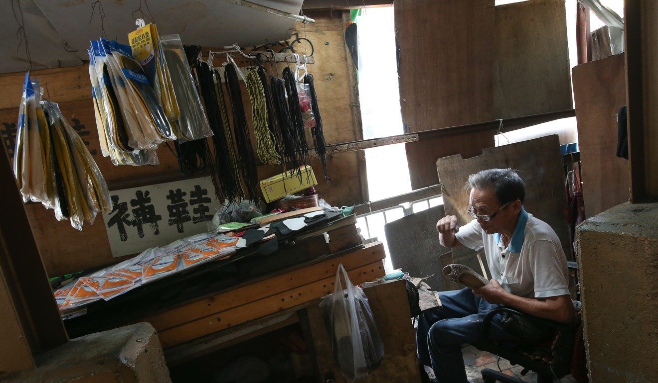 Cobbler Lau Tai-kuen at work in Kwun Tong. Photo: David Wong