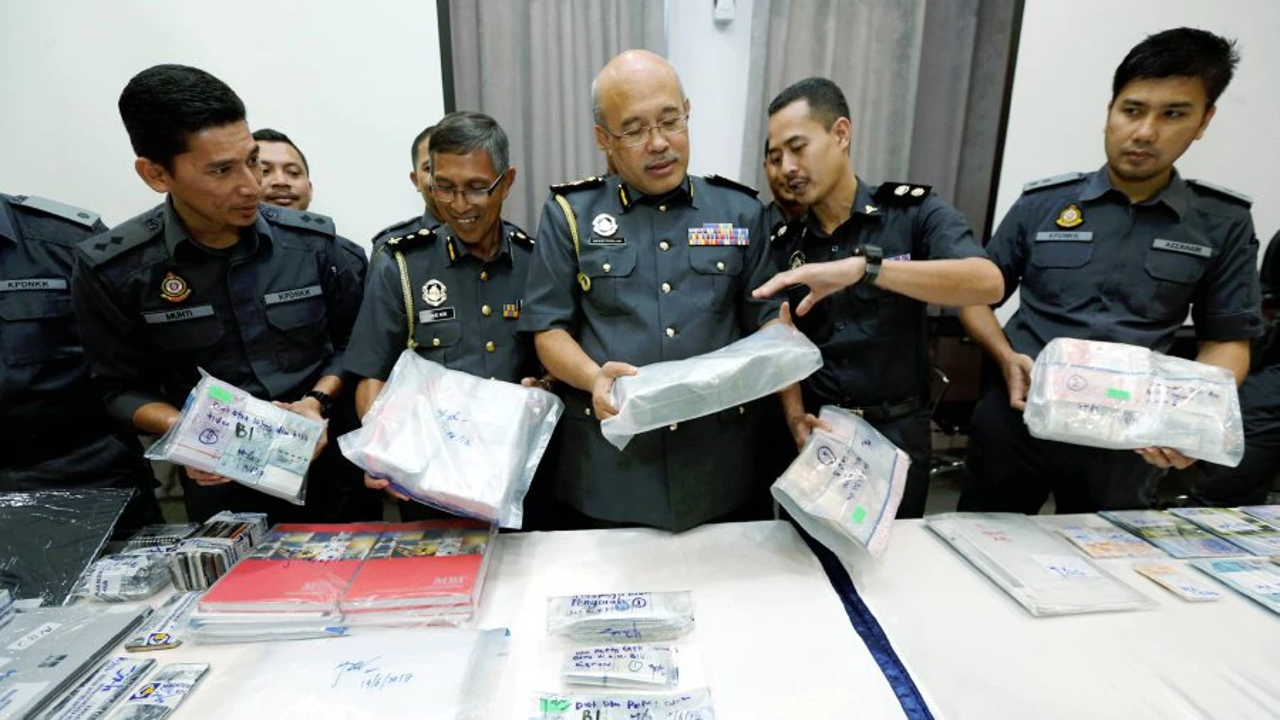 Domestic Trade, Cooperatives and Consumerism Ministry (KPDNKK) enforcement division director Datuk Mohd Roslan Mahayudin with the seized items. Photo: Ramdzan Masiam/New Straits Times