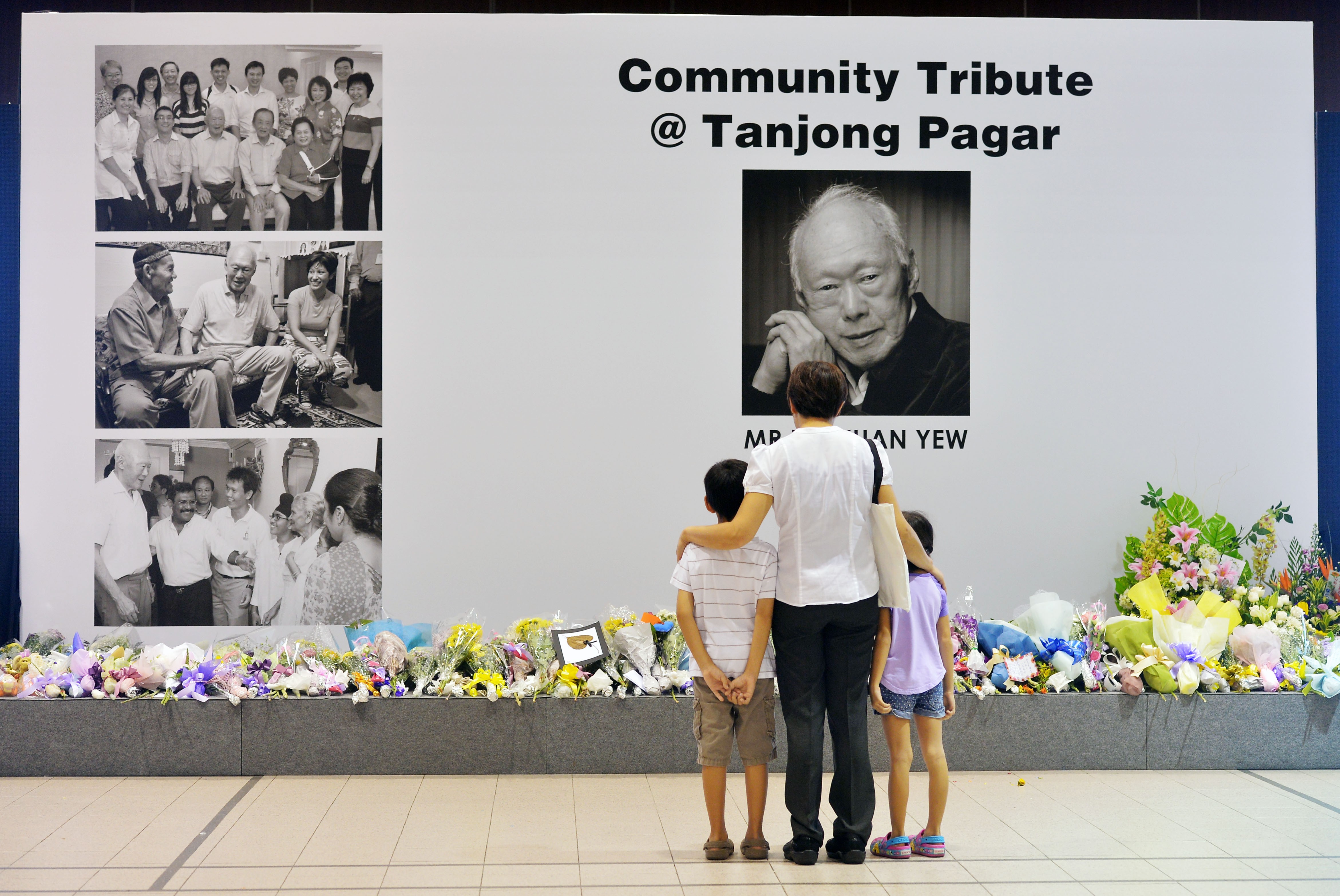 A family pays their respects to Singapore’s former prime minister Lee Kuan Yew at the Tanjong Pagar Community Club. File photo