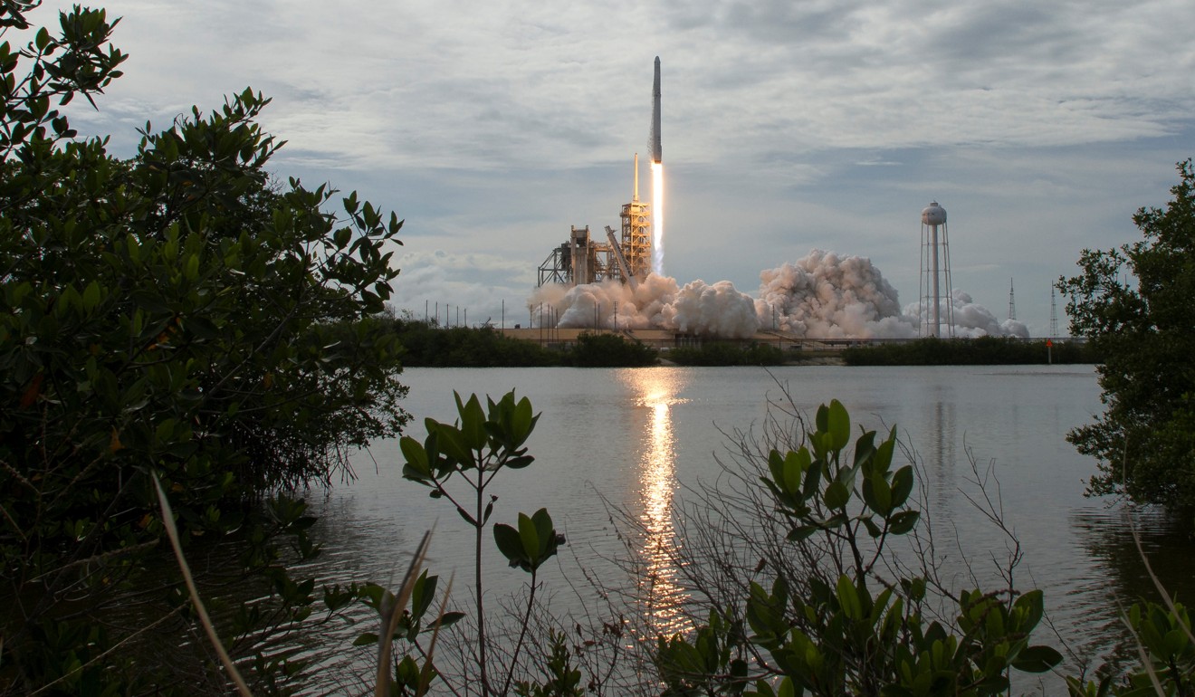 The SpaceX Falcon 9 rocket, with the Dragon spacecraft onboard, lifts off by carrying almost 6,000 pounds of science research, crew supplies and hardware to the International Space Station. Photo: Reuters