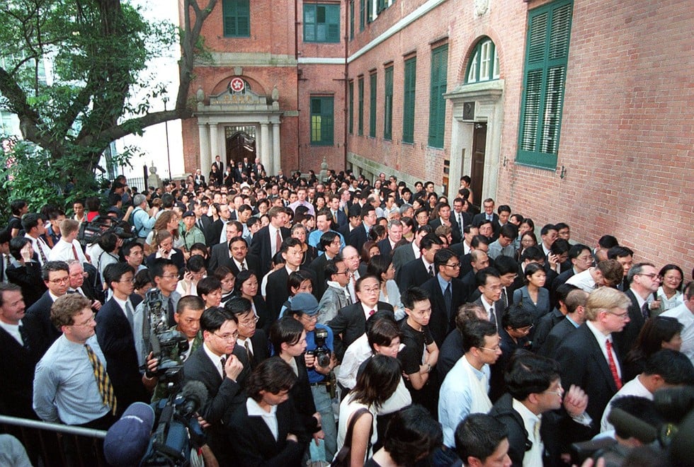 Lawyers stand in silence in front of the former Court of Final Appeal building in 1999 to protest against a Basic Law interpretation. Photo: Martin Chan