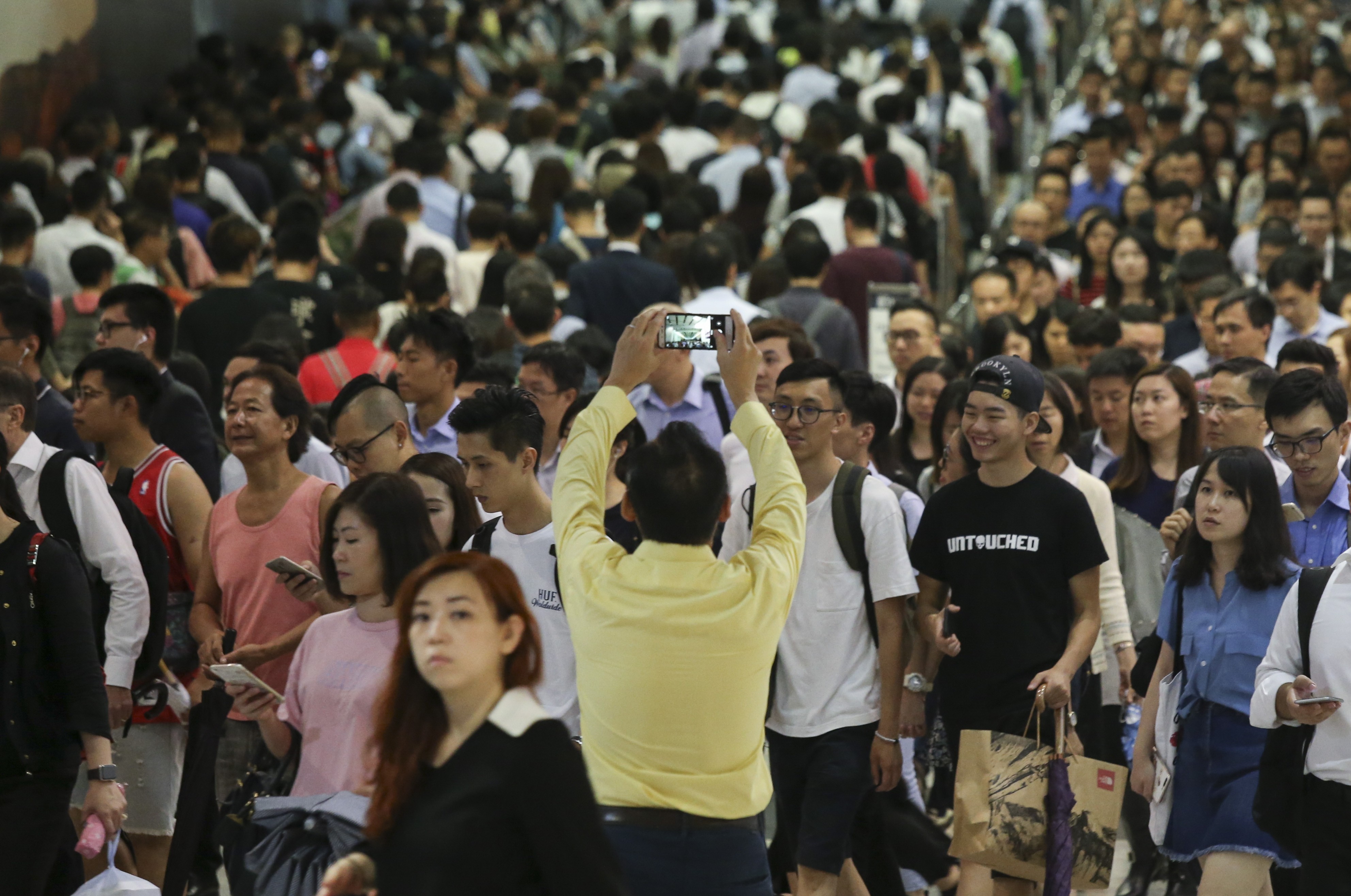 Commuters throng Central MTR station on June 12, as Hongkongers head home before tropical storm Merbok hit the city. Photo: Dickson Lee