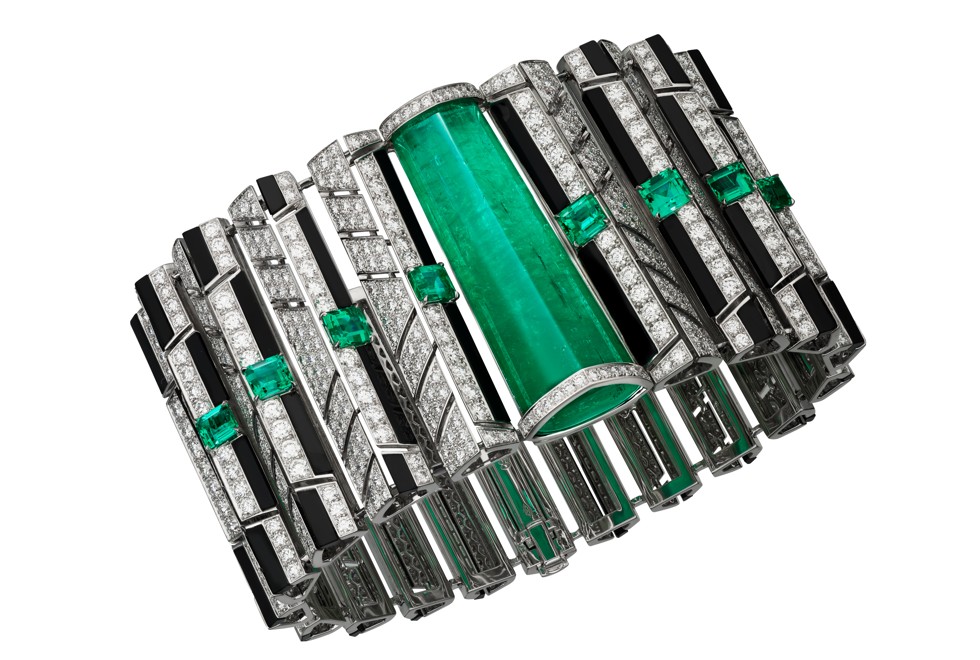 The bracelet in white gold – set with a 40.68ct emerald from Brazil, square-shaped emeralds, onyx and brilliant-cut diamonds – gives you a multitude of perspectives. Price on request