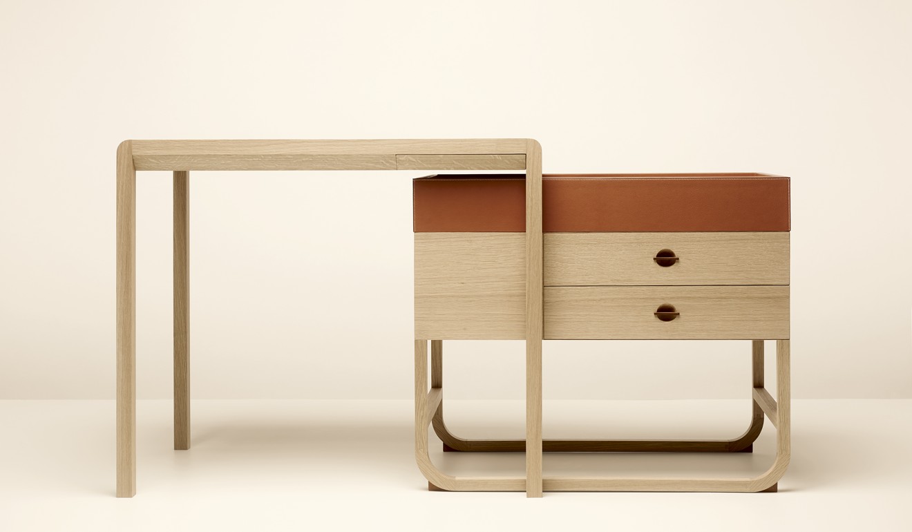 This writing desk in natural oak and fawn H bullcalf is simple yet elegant. The extendable design offers extra storage for the work space, HK$257,700