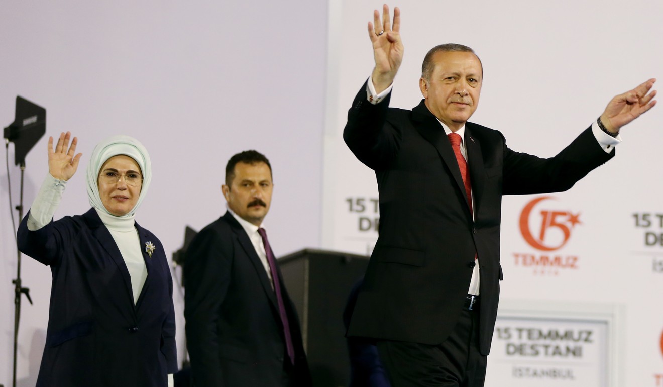 Erdogan and his wife Emine wave to supporters. Photo: AP