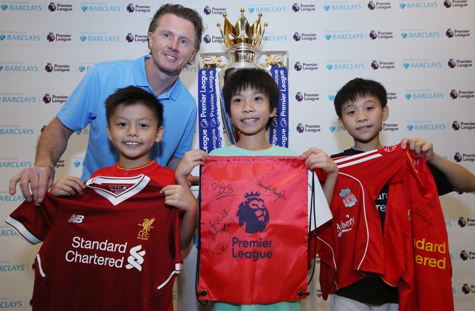 Steve McManaman with young fans at the South China Morning Post office. Photo: Edmond So