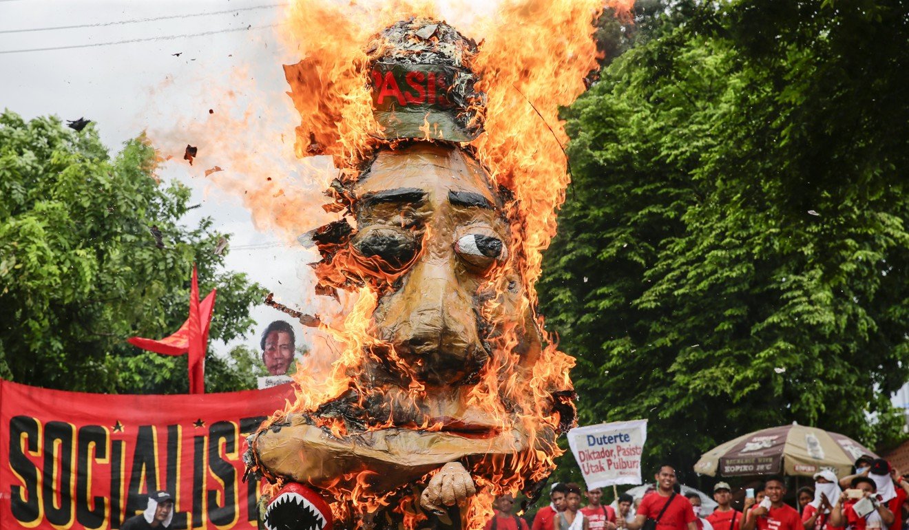 Philippine activists burn an effigy of President Rodrigo Duterte. Photo: EPA