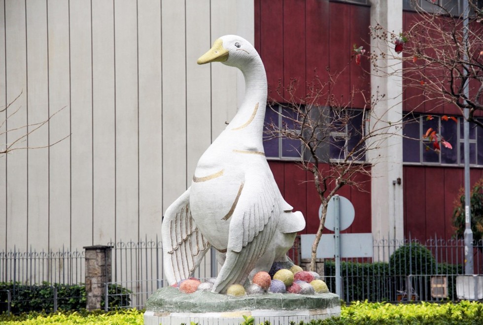 The decidedly undercooked goose at a roundabout in Sham Tseng. Photo: Handout