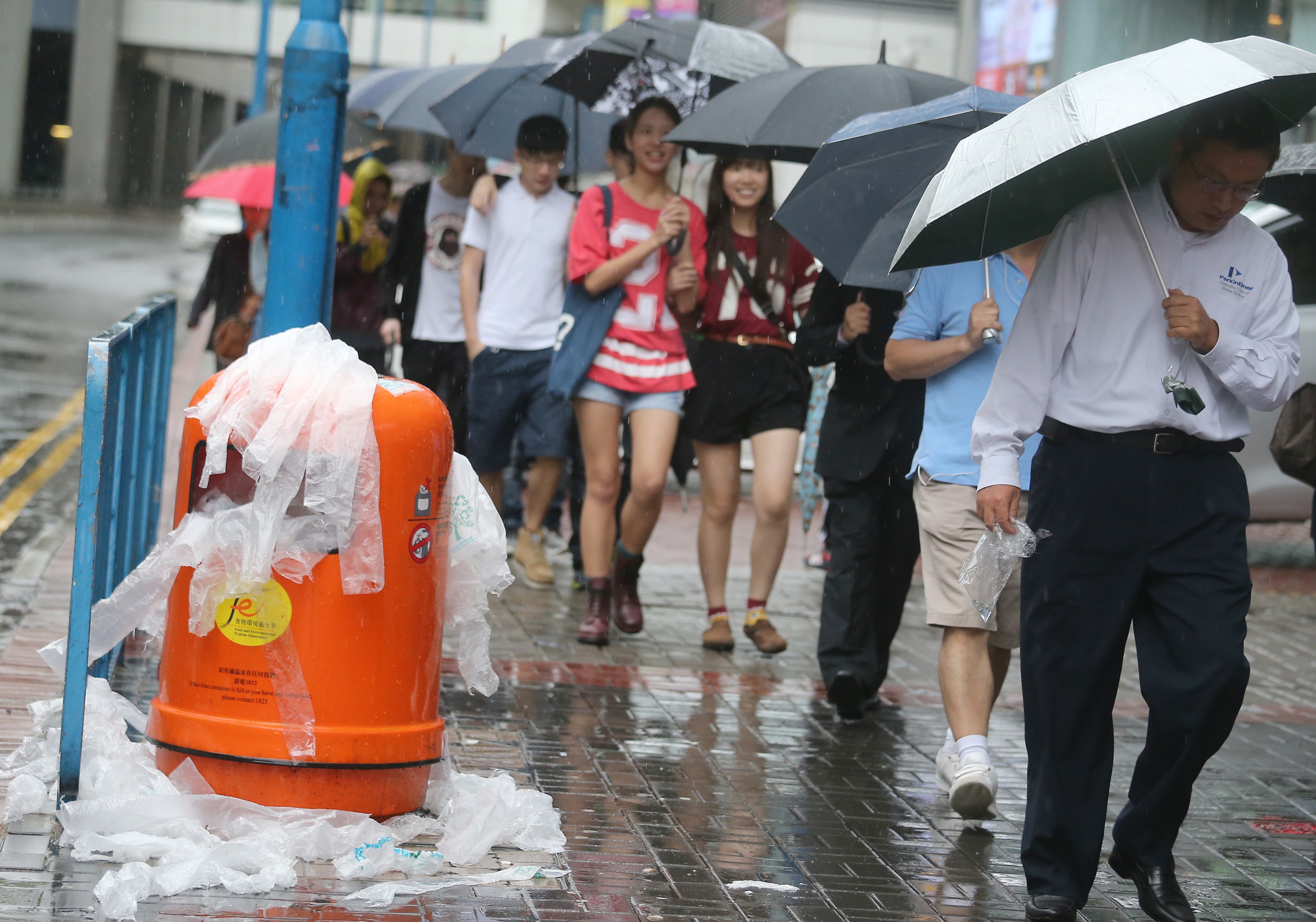 bladeren Verlichten Daar Fourteen million one-off umbrella bags add to Hong Kong's waste crisis |  South China Morning Post