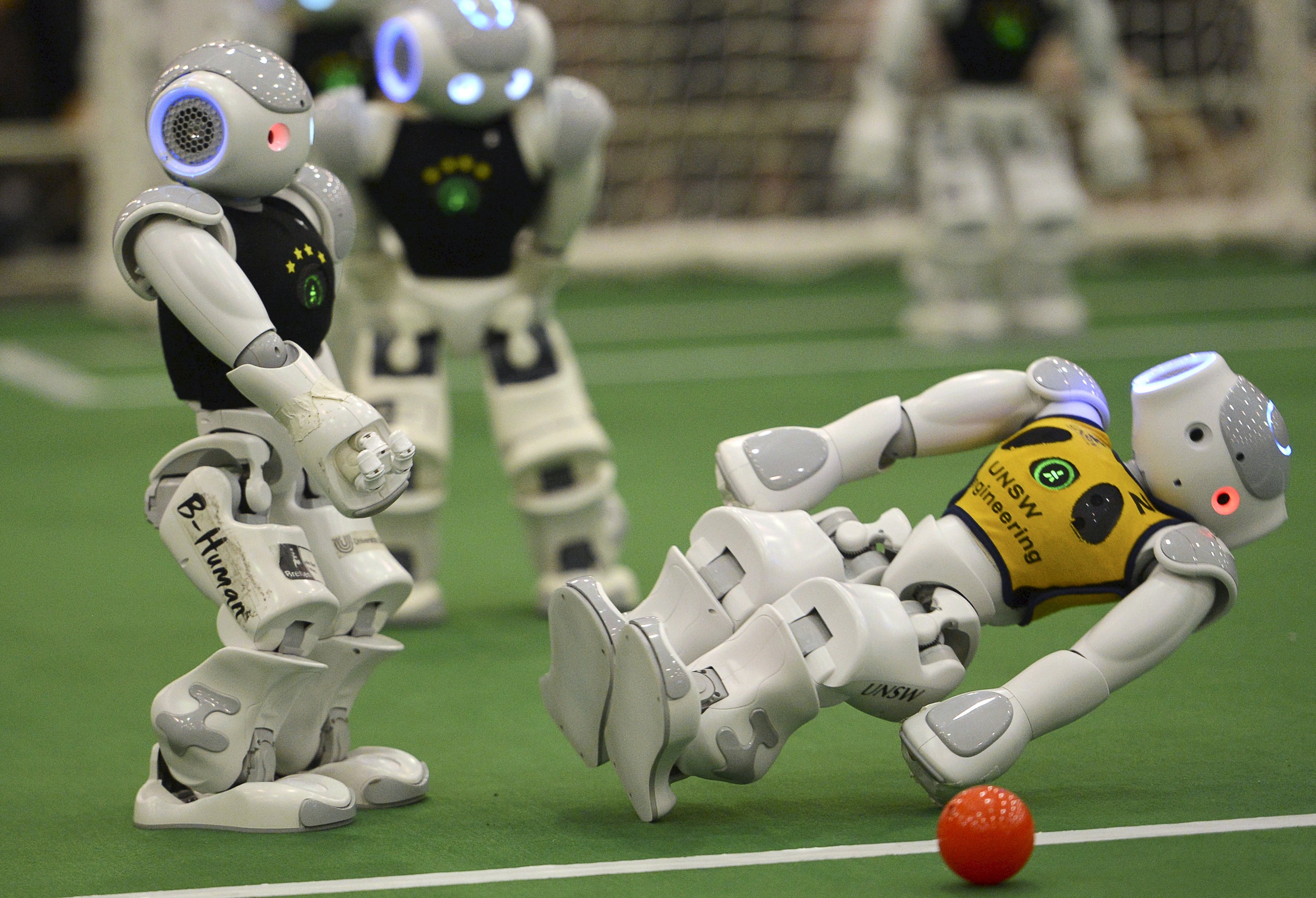 Роботы играют в футбол. Футбол роботов. Робот "футболист". Футбол робототехника. Роботы играющие в футбол.
