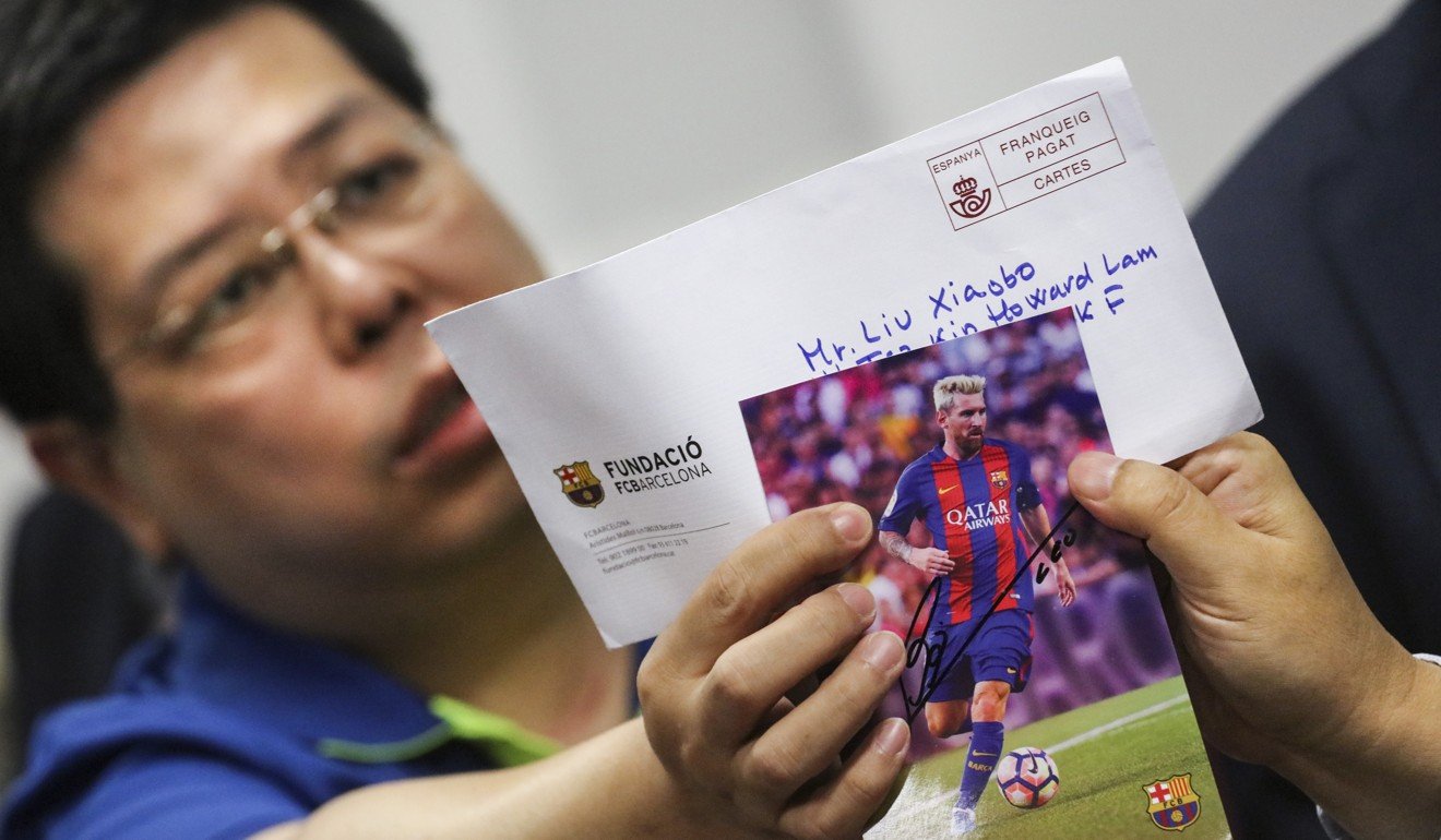 Howard Lam displays the souvenir he wanted to send to Liu Xia. Photo: Felix Wong