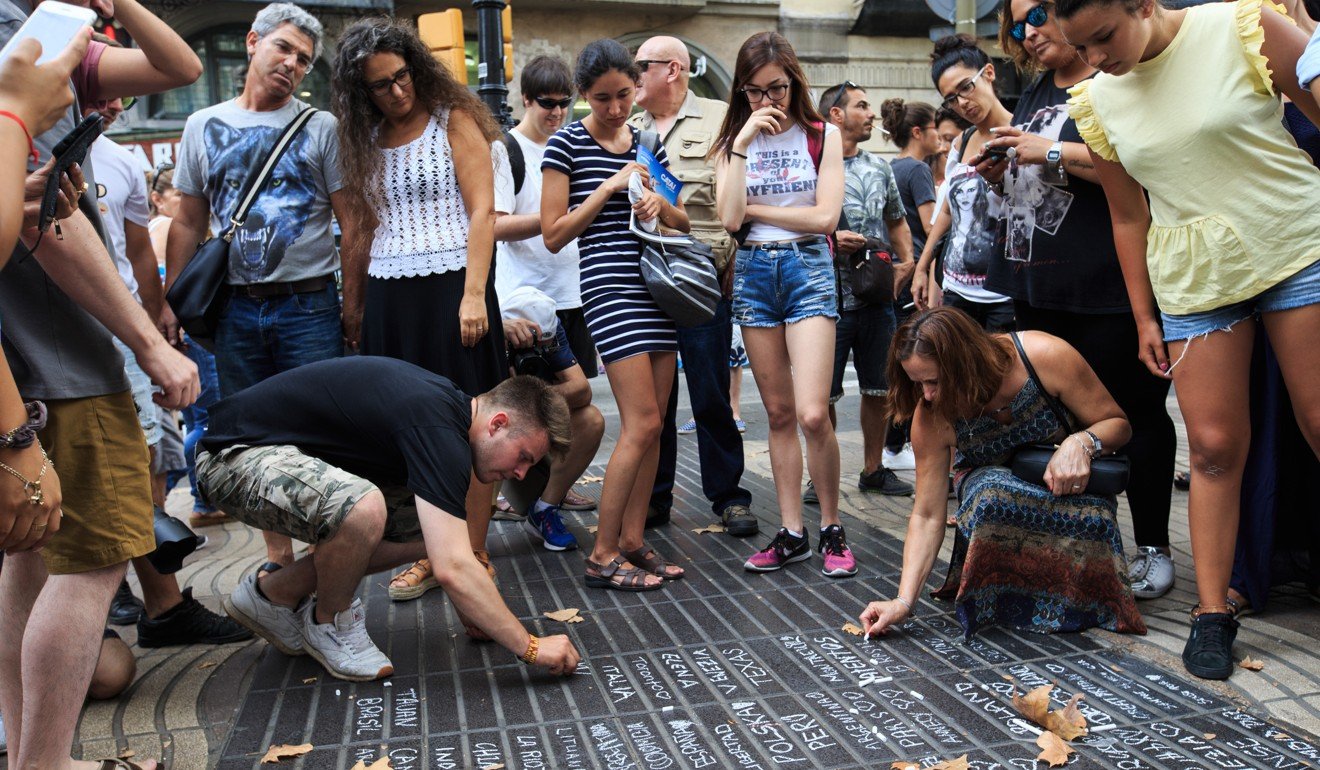 People leave messages on the avenue in the Las Ramblas area of Barcelona. Photo: Xinhua