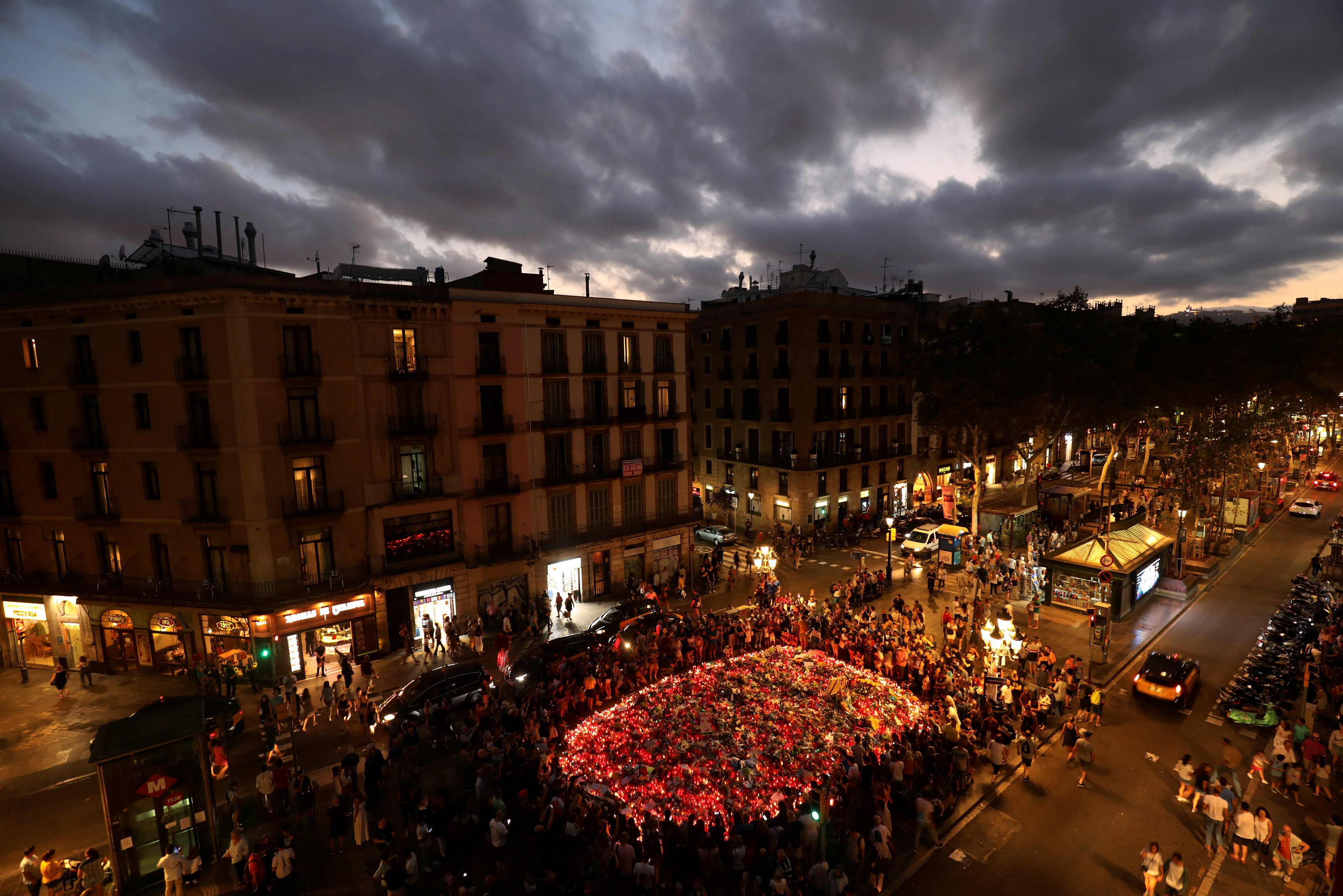 Crowds gather at an impromptu memorial where a van crashed into pedestrians a few days before, at Las Ramblas in Barcelona on August 20. Islamic State jihadists have claimed responsibility for the deadly attack. Photo: Reuters
