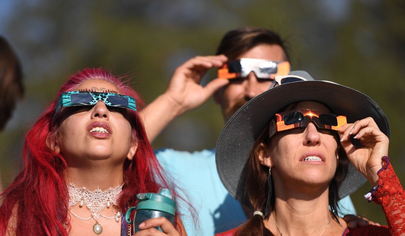 People watch the start of the solar eclipse at Big Summit Prairie ranch in Oregon's Ochoco National Forest near the city of Mitchell on August 21, 2017. Photo: AFP