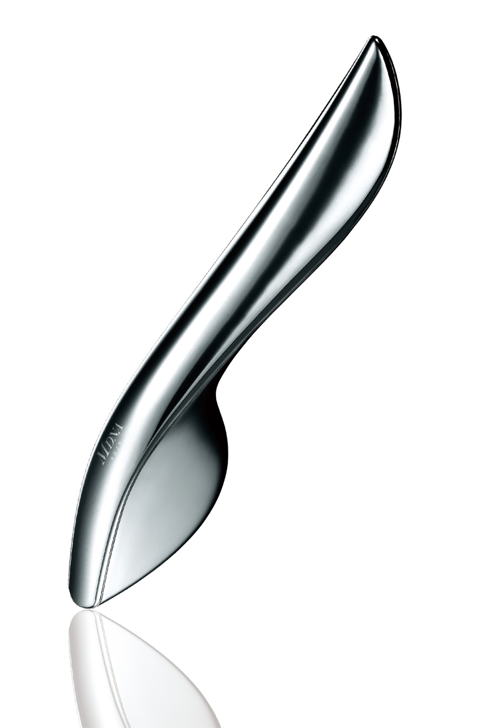 The applicator’s magnetic qualities lifts the mask thoroughly from the skin and stimulates the skin’s keratin layer.