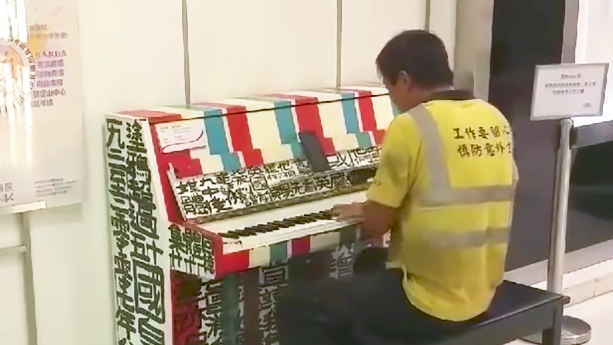 The mystery man in construction worker garb plays a piano in Sheung Tak Plaza in Tseung Kwan O. Photo: Facebook