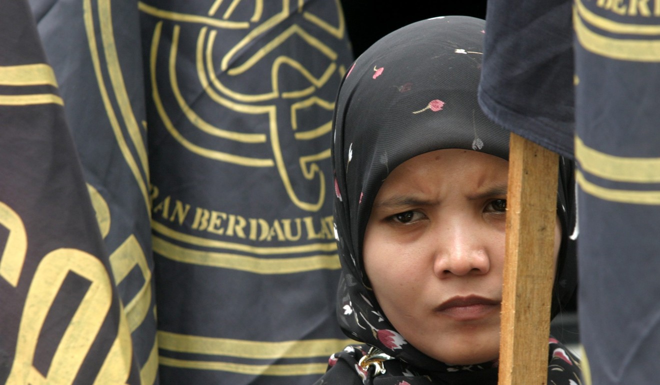 An Indonesian activist protests outside the Malaysian embassy in Jakarta over the treatment of illegal workers. Photo: EPA