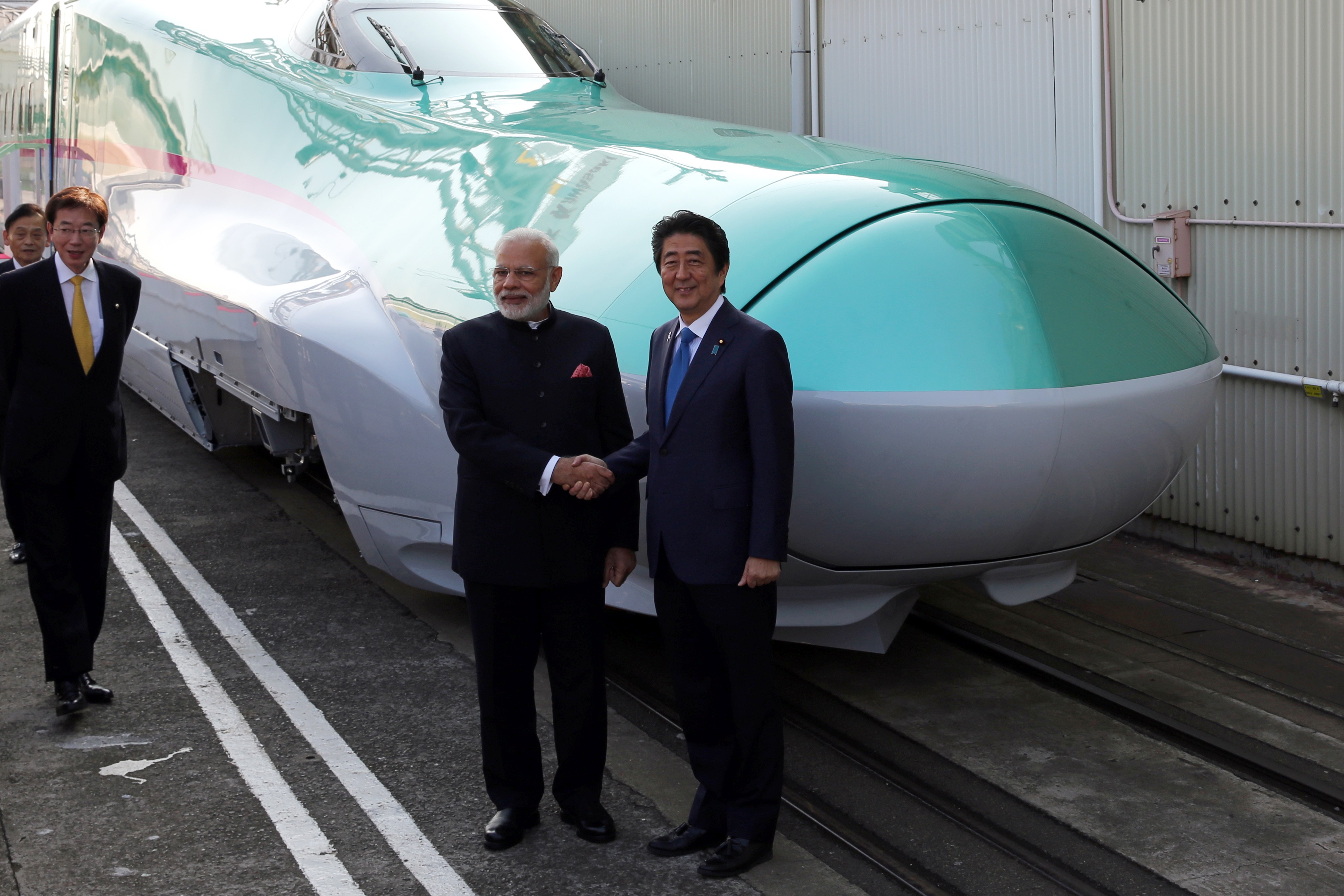 Indian PM Narendra Modi and Japanese counterpart Shinzo Abe in front of an E5 series Shinkansen bullet train. Photo: Bloomberg