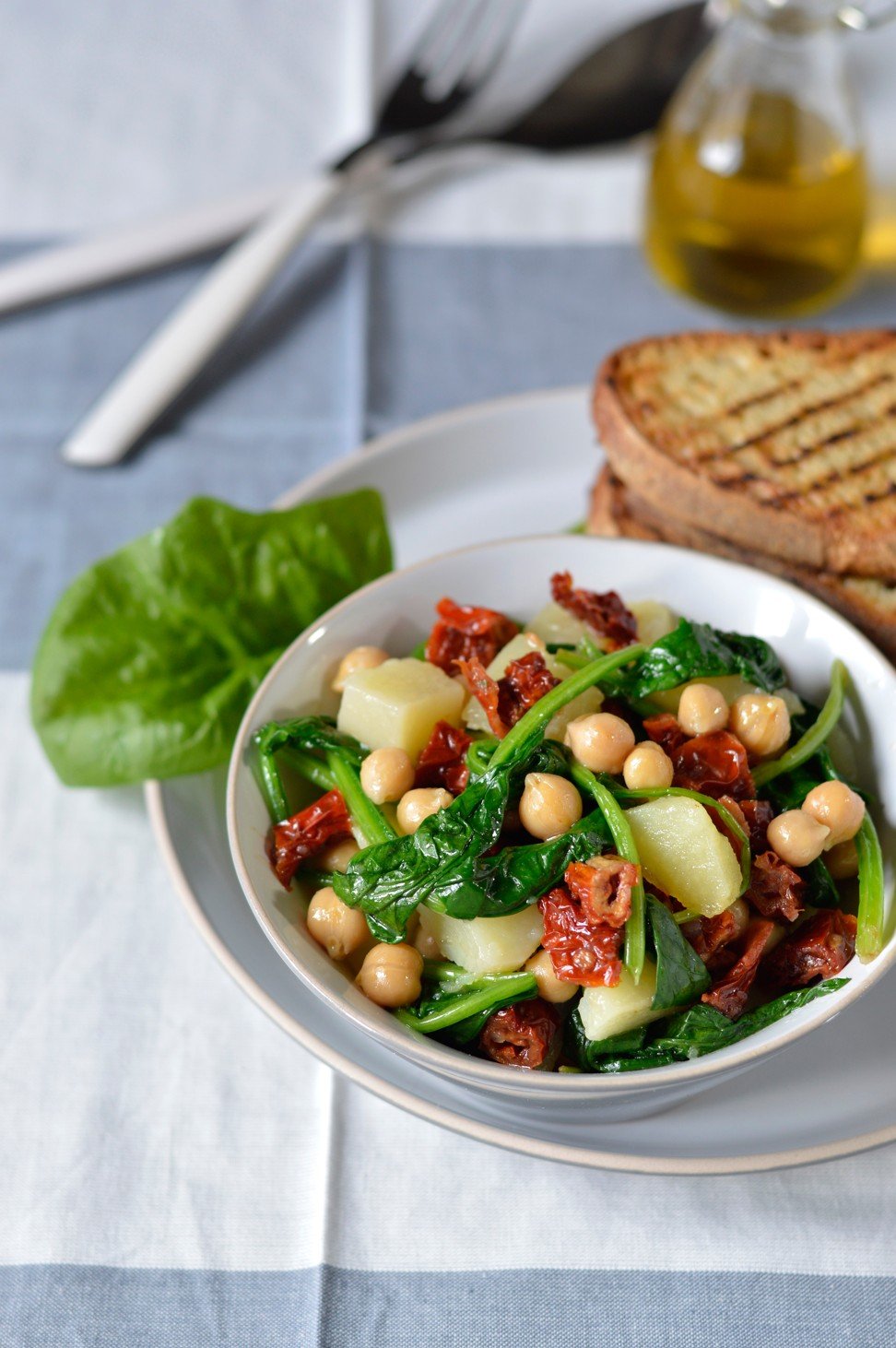 Spinach provides iron while chickpeas contain a good amount of calcium. Photo: Shutterstock