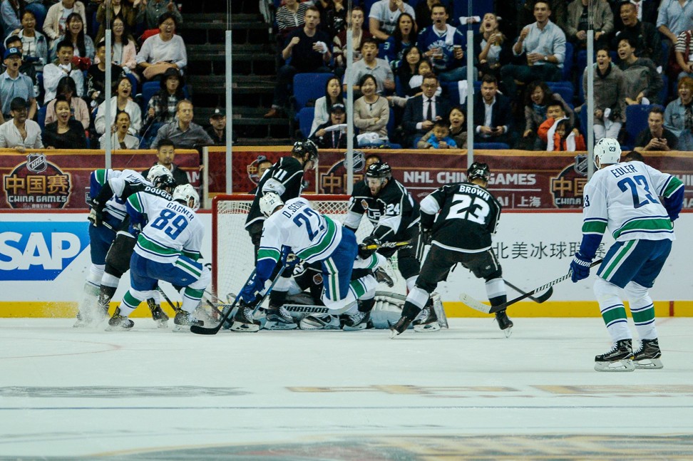 Canucks players (in white) attack against the Los Angeles Kings. Photo: AFP