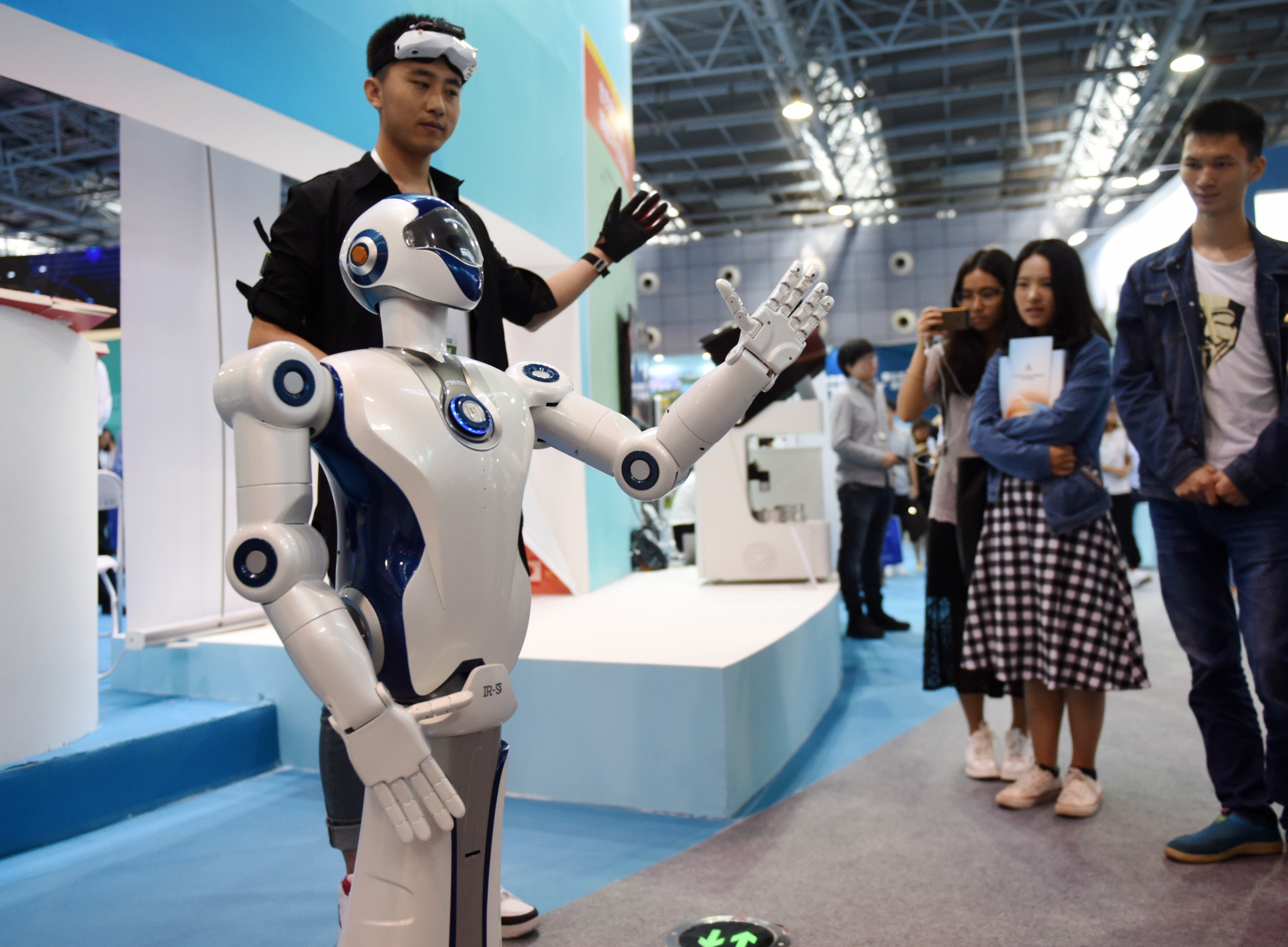 People watch a bionic robot at an exhibition during the 2017 national mass innovation and entrepreneurship week in Beijing on September 15. More than 300 items and projects on artificial intelligence, biotechnology, energy conservation and more were on display. Photo: Xinhua