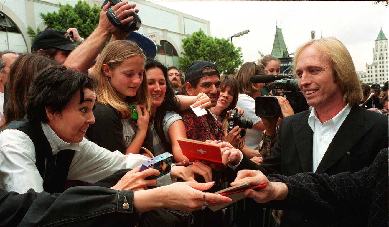Petty signs autographs after his band, Tom Petty and the Heartbreakers became the 2,133rd star on the Hollywood Walk of Fame in 1999. Photo: AP
