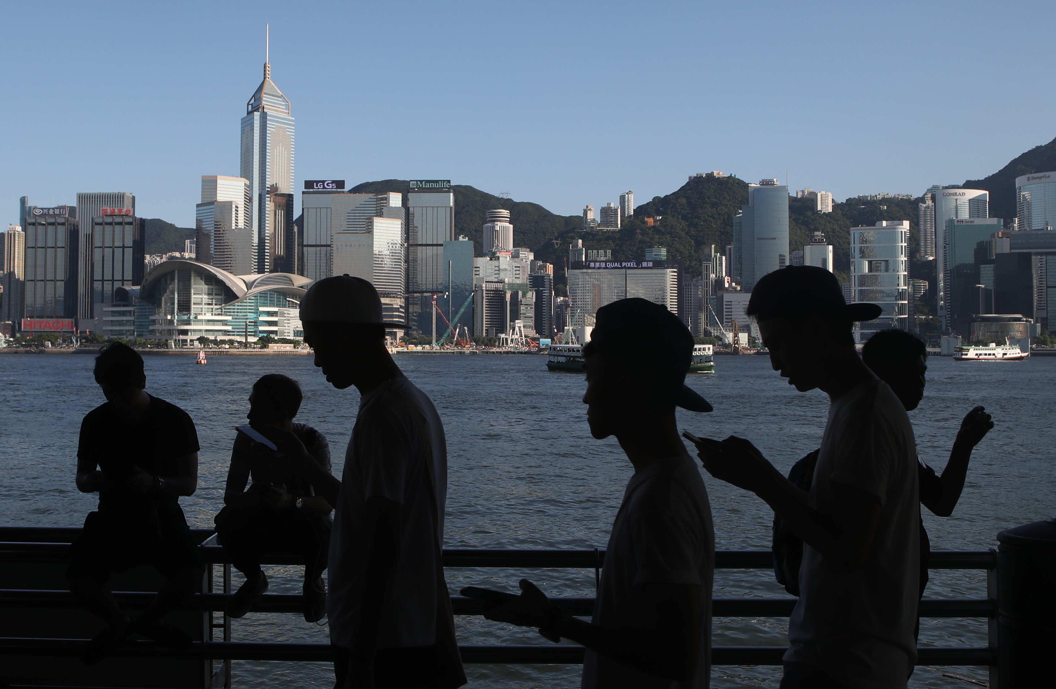 Fans of “Pokemon Go” throng the Hong Kong harbourfront on July 25 last year. Employers are finding job applicants lacking in attention, as technology destroys focus. Photo: AP