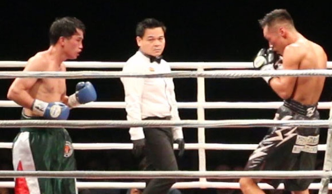 Danrex Tapdasan keeps an eye on the fight between Leshan Li (left) and Takuya Watanabe. Photo: Unus Alladin
