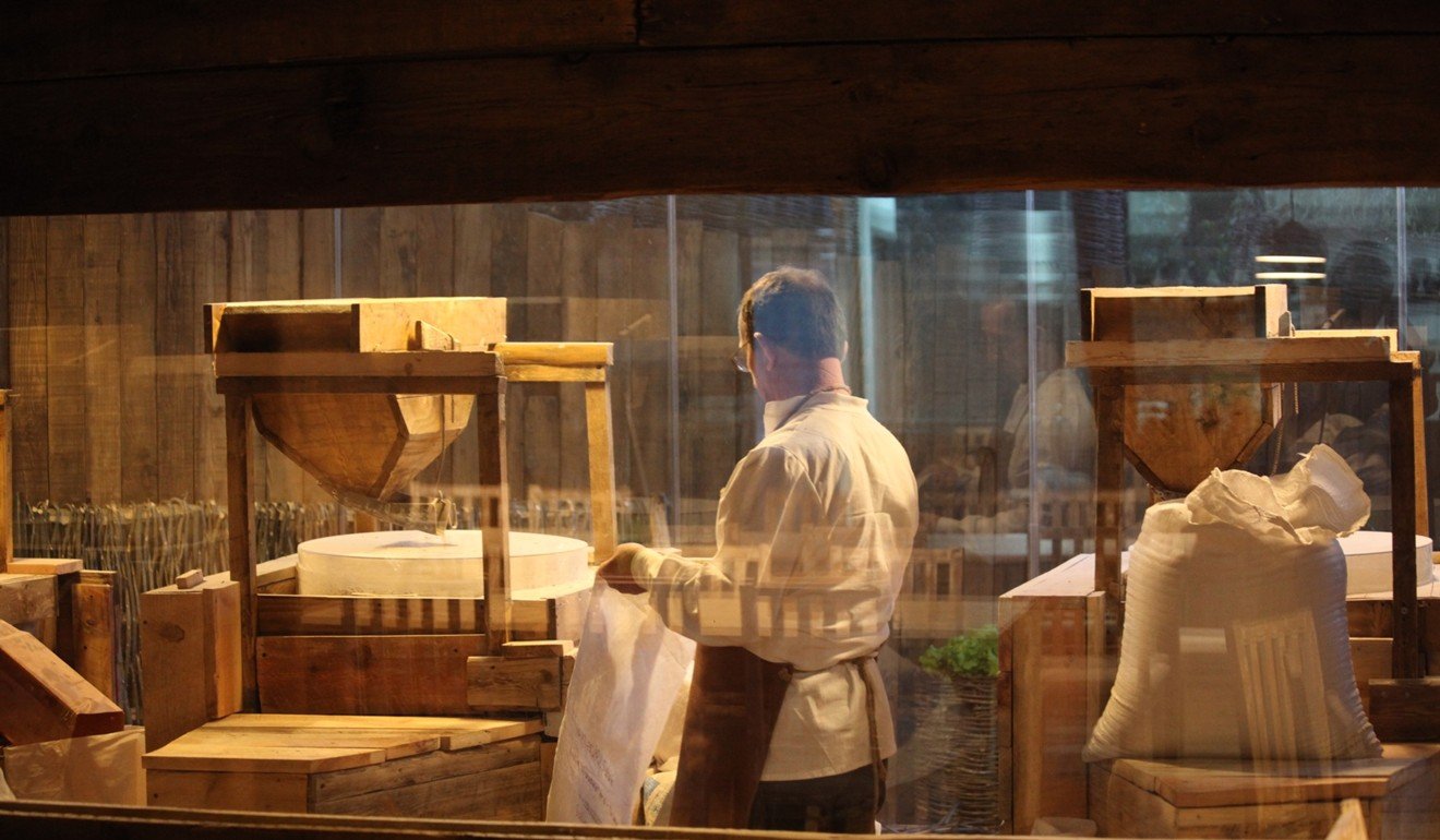 De traditionele houten molens van Mullixhiu vermalen erfstuktarwe met het oog op diners in het restaurant. Foto: Mullixhiu
