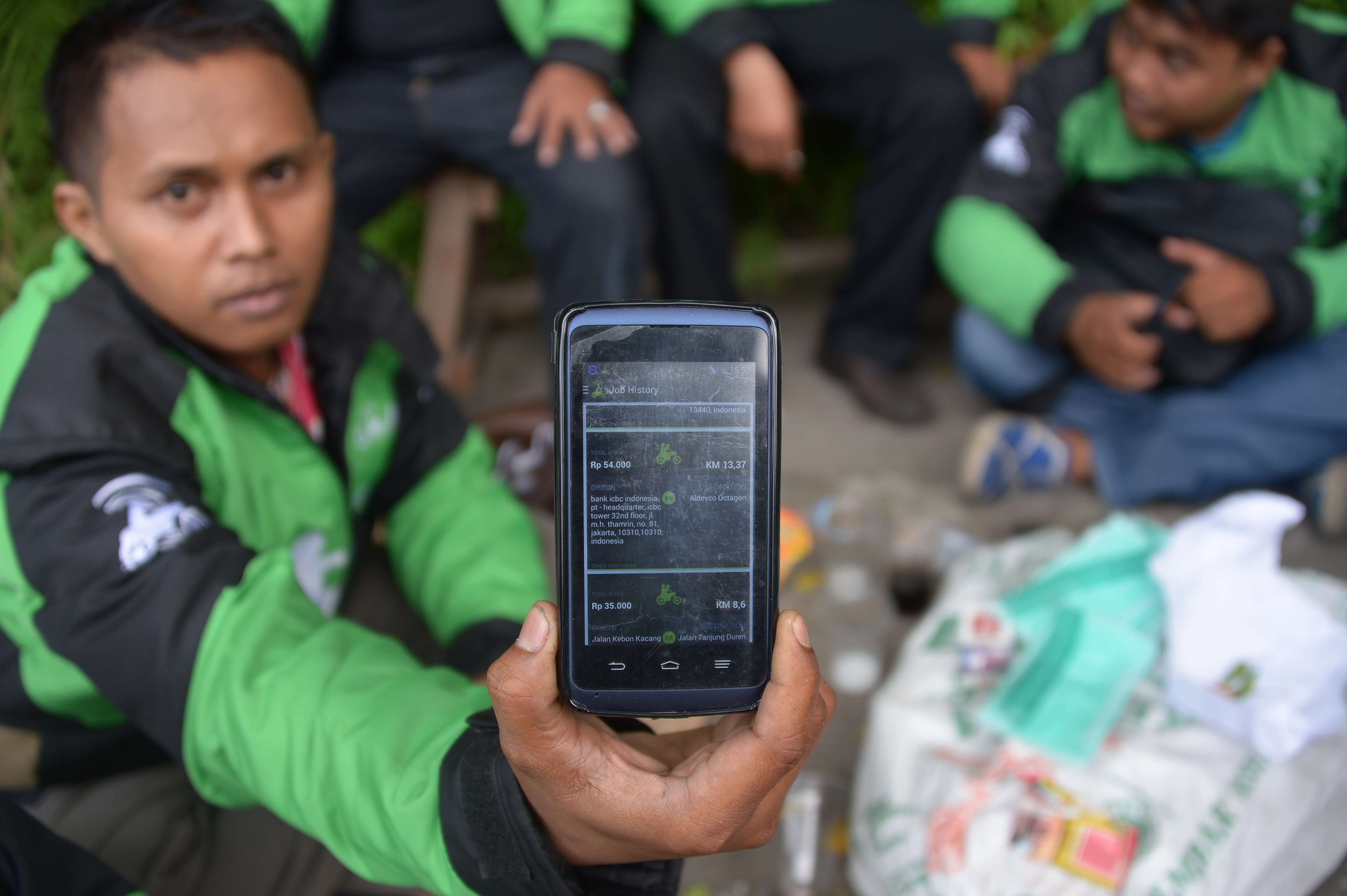 A motorcycle rider displays a motorbike-hailing app by Indonesian start-up Go-Jek on his mobile phone in Jakarta. Photo: AFP