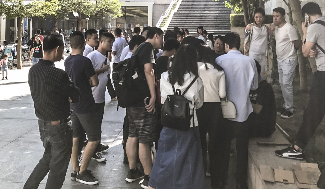 Touts milling about outside Shenzhen’s Apple Store, looking for willing iPhone X buyers. Photo: Li Tao