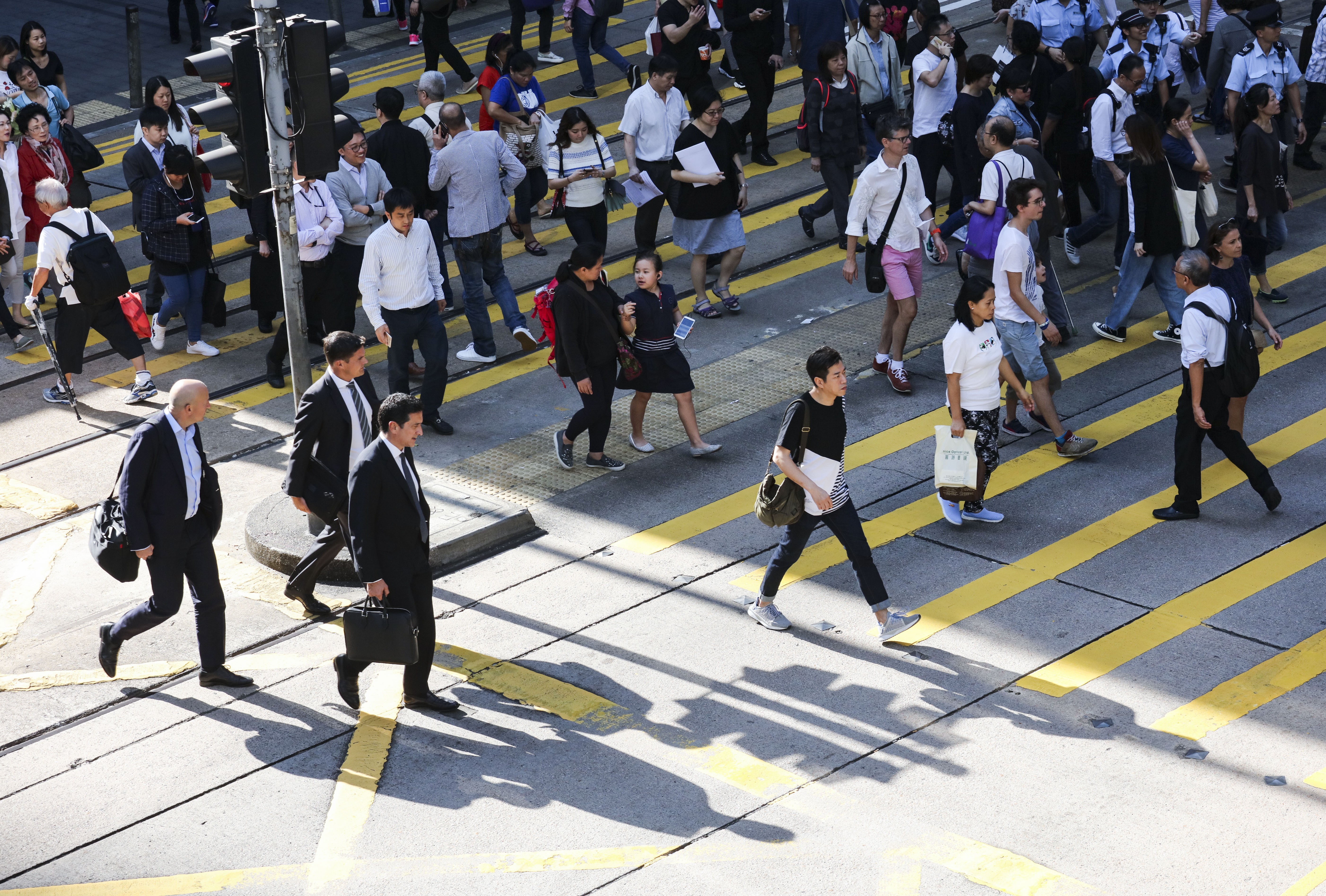 People walk in Hong Kong’s Central district, which gets middling ratings for “walkability”. Photo: Felix Wong