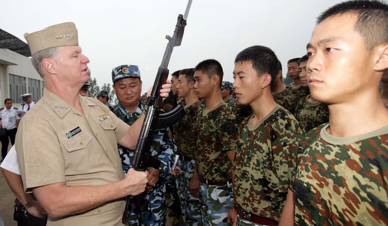 File photo of Admiral Gary Roughead, former commander of the US Pacific Fleet, views a rifle used by the Chinese Marine Corps in Zhanjiang, Guangdong Province, in November, 2006. Photo:Xinhua