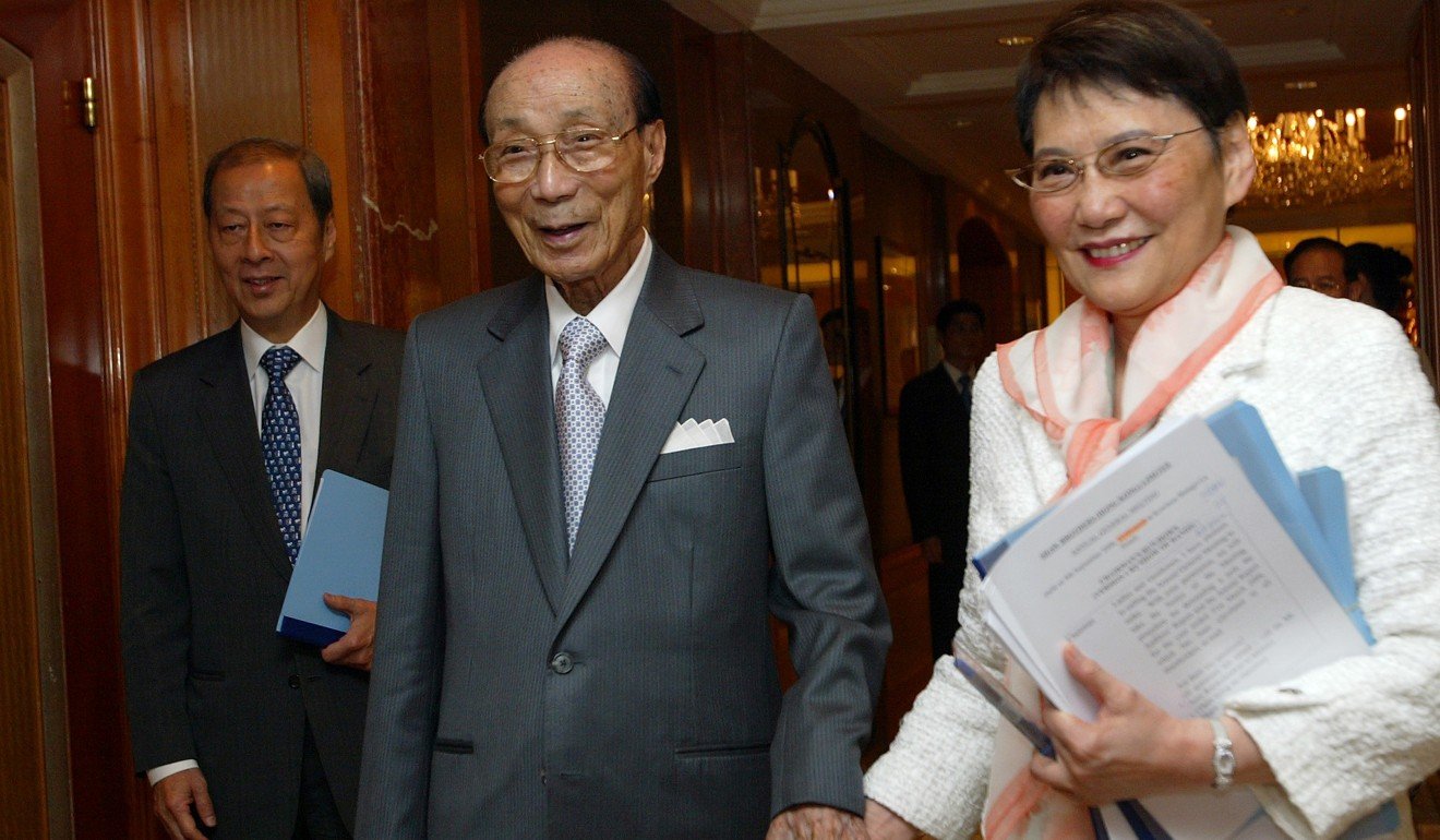 Fong (right) with her husband, Sir Run Run Shaw (front) in 2006. Photo: Dickson Lee
