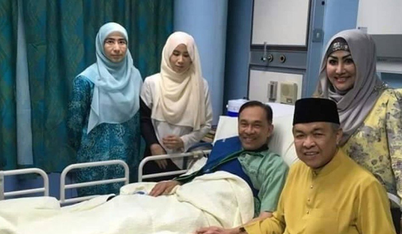 Malaysian Deputy Prime Minister Ahmad Zahid Hamidi visits jailed opposition leader Anwar Ibrahim on November 18. Photo: Twitter