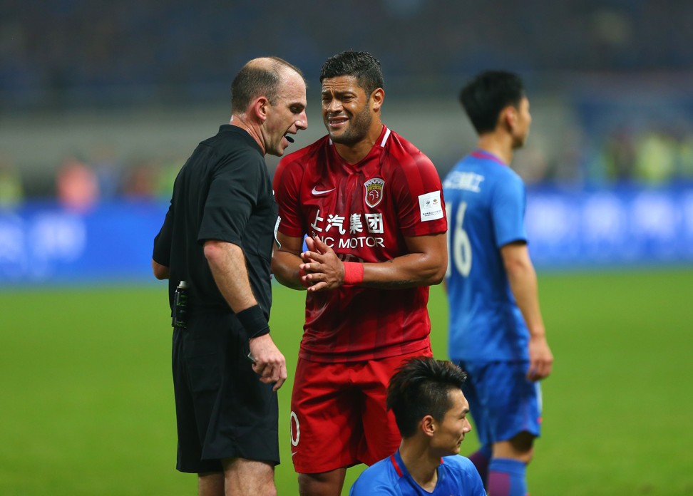 Shanghai SIPG’s Hulk talks with the referee during their Chinese FA Cup final defeat. Photo: AFP