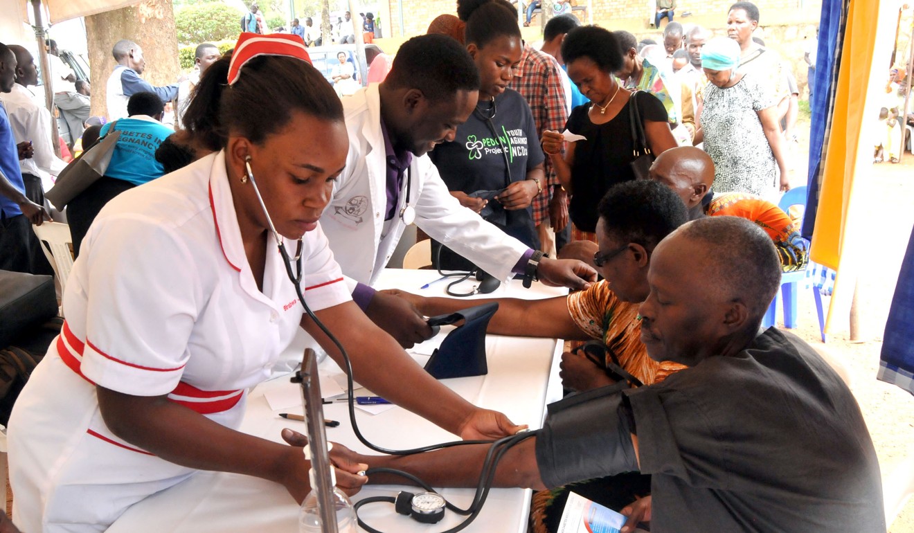 Health workers take people's blood pressure during a commemoration event of the World Diabetes Day in Kampala, capital of Uganda. Photo: Xinhua