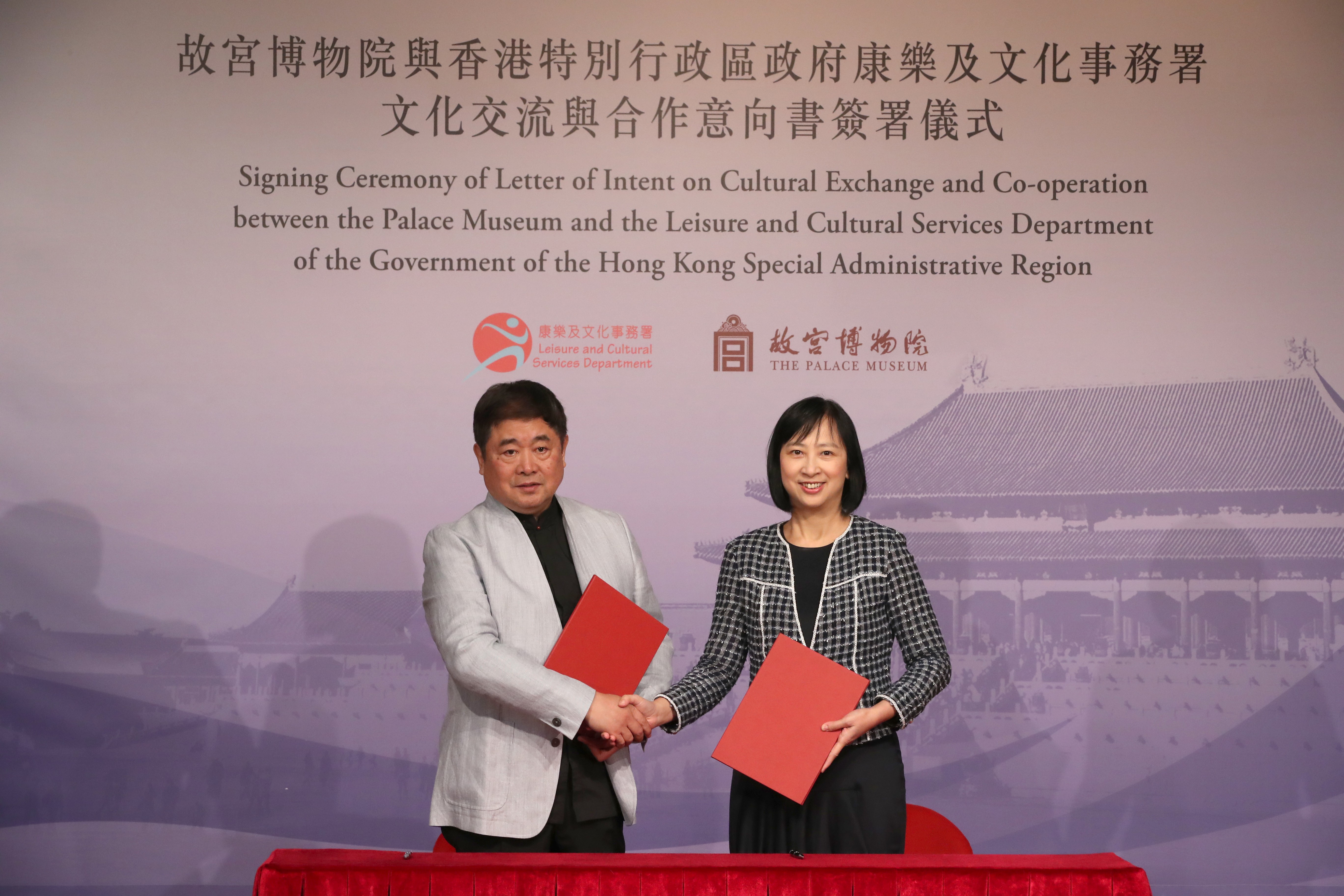 Dr Shan Jixiang (left), director of the Palace Museum and Michelle Li Mei-sheung, director of leisure and cultural Services, at the signing of a second letter of intent on cultural exchange and co-operation. Photo: Edward Wong