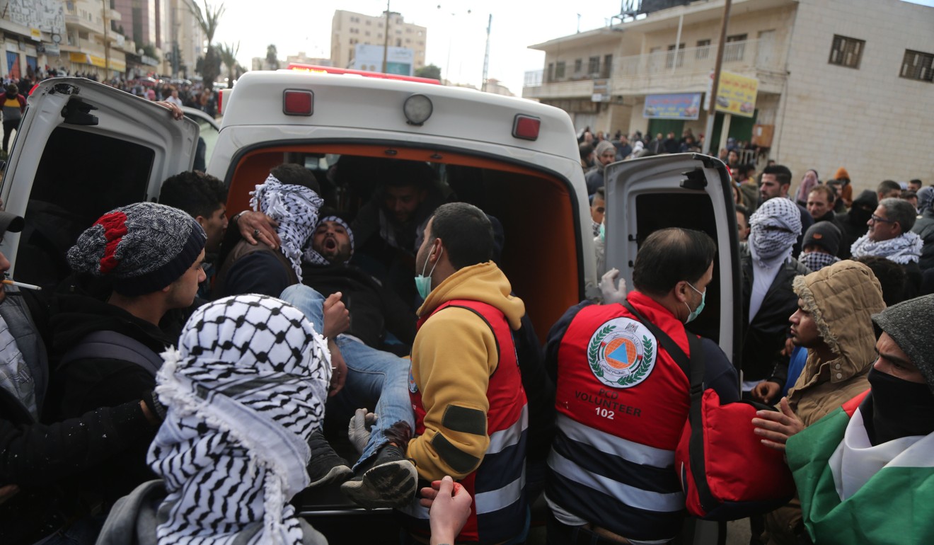 Palestinian medics transfer an injured protester during clashes in the West Bank city of Ramallah. Photo: Xinhua