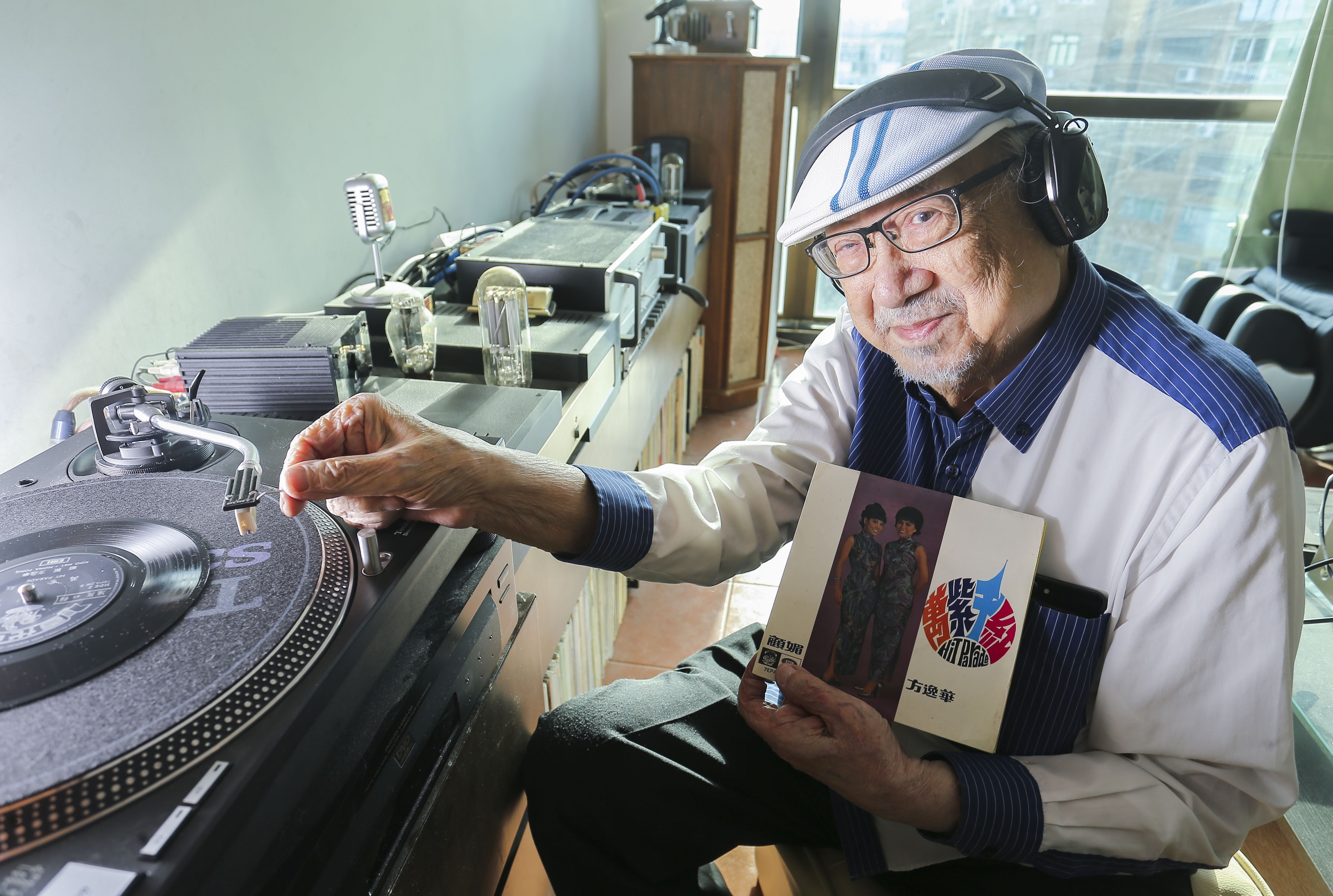 ‘Uncle Ray’ plays a vinyl record given to him by late singer and friend Mona Fong. Photo: Dickson Lee