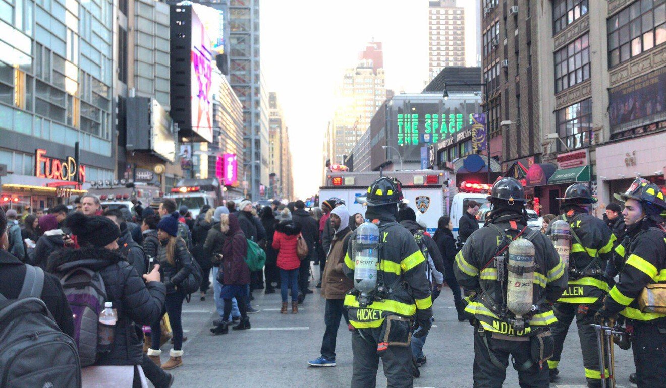 People gather at the site of the blast in New York. Photo: Xinhua