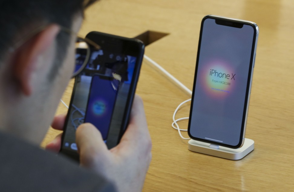The iPhone X was one of several flagship phones that went bezel-less this year. Photo: Nora Tam