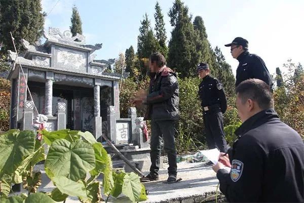 Jewellery, jade and packets of cash were among the items stolen from dozens of graves in the mountains of Tonglu County, Zhejiang province. Photo: Sohu.com