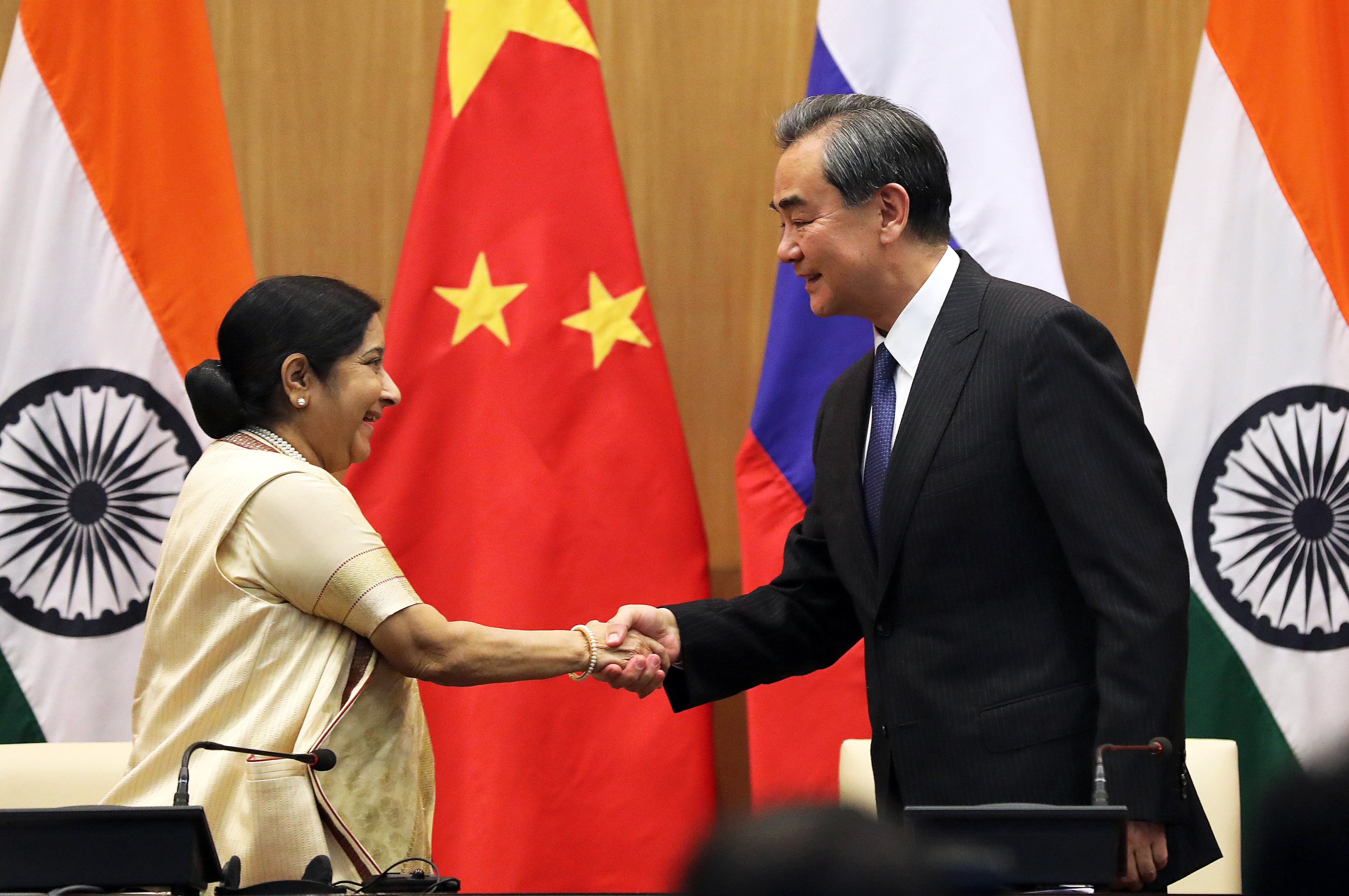 Indian Foreign Minister Sushma Swaraj shakes hands with her Chinese counterpart Wang Yi at the Russia-India-China foreign ministerial meeting, in New Delhi on December 11. Photo: EPA-EFE