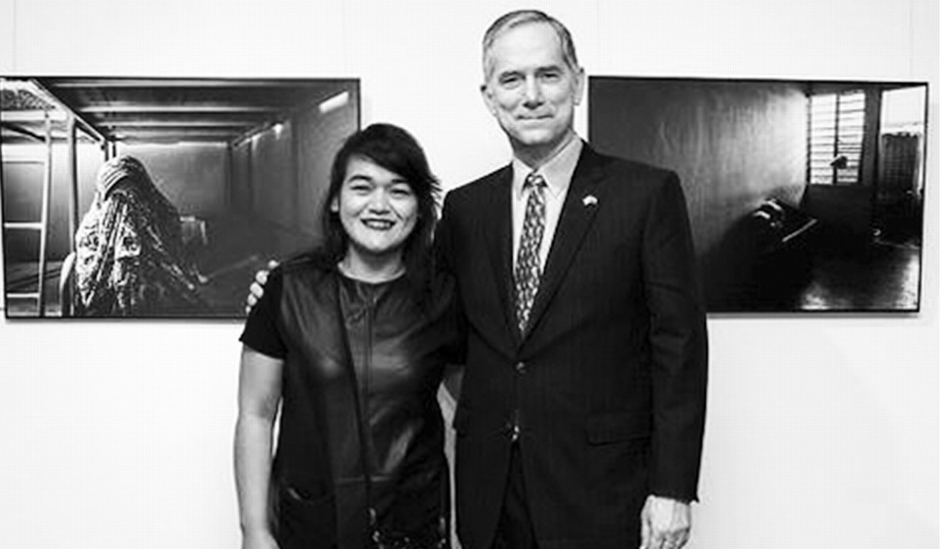 Xyza Bacani with Clifford Hart, US Consul General to Hong Kong and Macau. The US Consulate was the sponsor of Bacani's solo exhibition, Human Slavery. Photo: SCMPOST