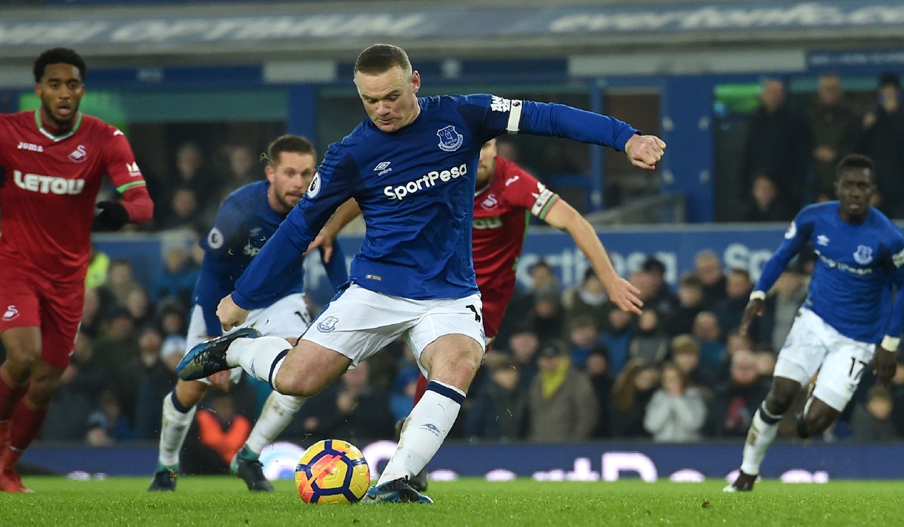 Wayne Rooney makes no mistake with this penalty to give Everton a 3-1 lead. Photo: AFP